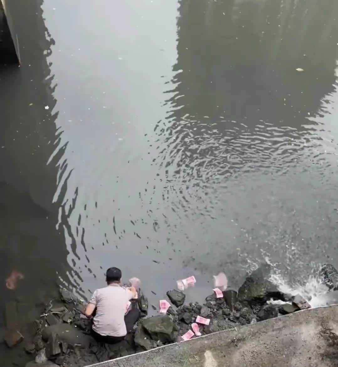 深圳一河道惊现大量成扎的钞票，一男子将其捡走
      深圳某河道水面漂浮大