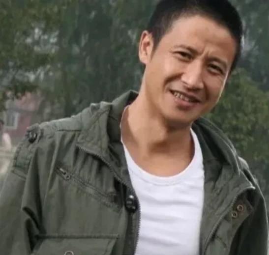 2004年，35岁的张国强月工资只2000元，看不到希望的妻子提出了离婚，连孩子