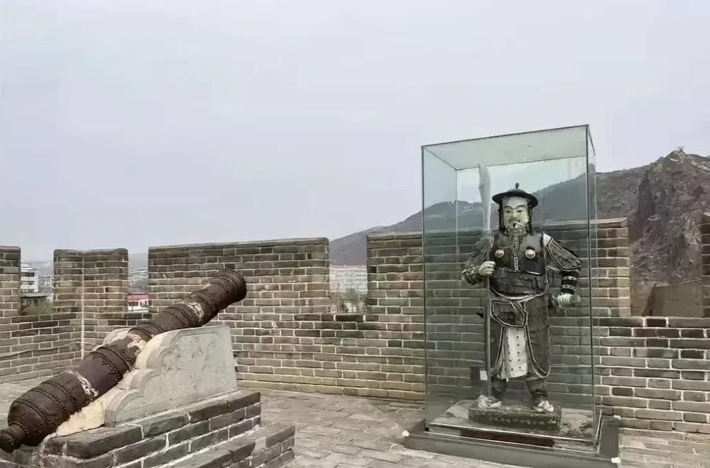 百年的古董文物风吹雨淋无人问，新塑的雕像还罩个玻璃，这是什么意思啊，买椟还珠吗？