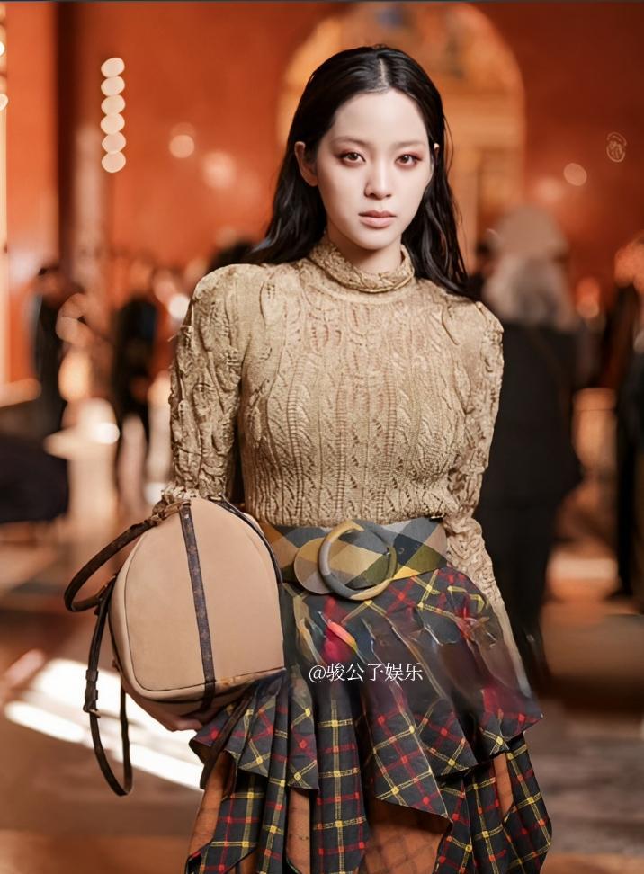 欧阳娜娜简直太有吉普赛女郎那味儿了吧 ！9月30日 ，欧阳娜娜亮相巴黎时装周，她