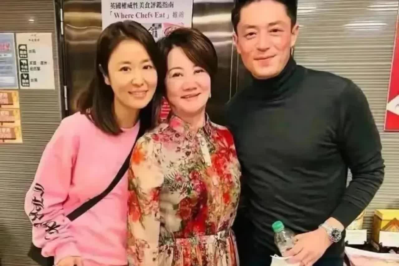 近日，49岁的林心如在自家豪宅为母亲庆祝生日。当天她身着粉色卫衣，瞬间减龄，少女