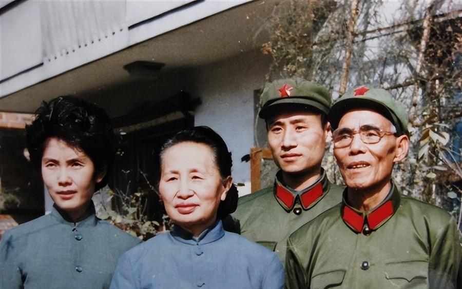 1987 年韦杰病逝，妻子主动将他名下豪车交还成都军区，军区很为难的回答道：这个