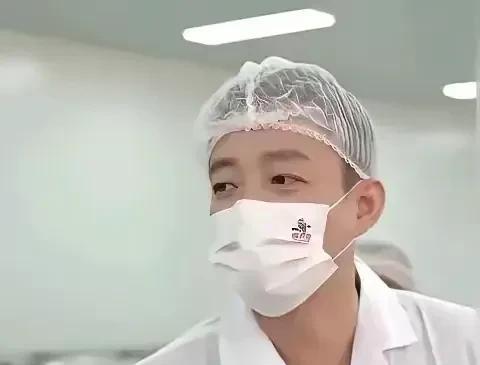 #我的宝藏兴趣#
汪小菲严抓酸辣粉质量，亲自溯源到现场。网友表示:酸辣粉发霉事件