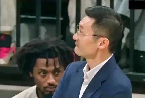 新疆看到赢球的希望了，结果重要外援被驱逐了，这。。。
辽宁跟新疆的比赛里，这个插