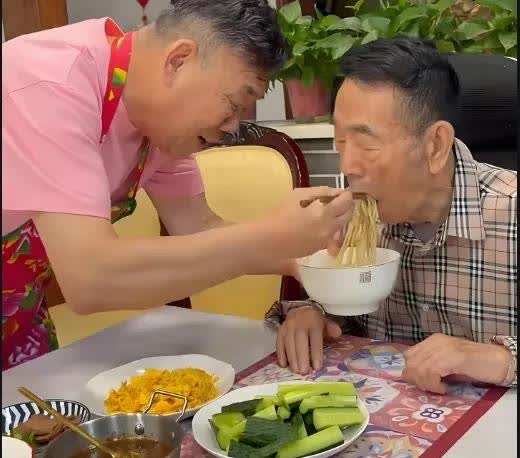 这张照片的含金量真的太高了

90多岁相声大 师杨少华，像个普通老头一样张着