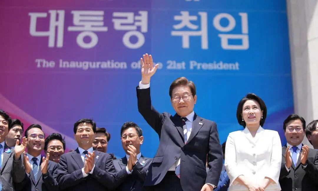 【热点评述】金惠景成为新任“韩国第一夫人”，她是怎样的人？#韩国第一夫人#
根据