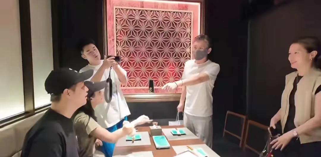 6月3日，陈赫分享宴会画面，李乃文罕见携妻子杨婷亮相。二人穿搭低调，李乃文成宴会