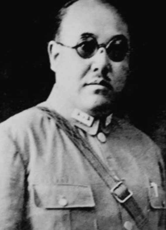 1956年，逃往美国的宁夏皇帝马鸿逵，从四姨太手里接过酸奶，300斤的马鸿逵带着