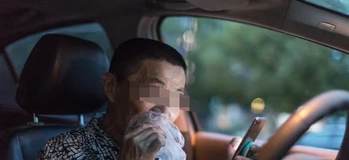 上海，一男子是网约车司机，他把一顾客送到地方，突然头一歪猝死，因为平台给男子上了