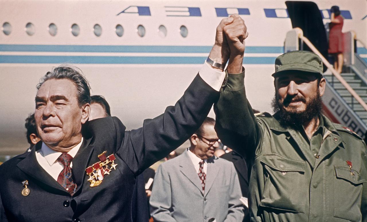 1974年1月卡斯特罗为访问古巴的勃列日涅夫送行