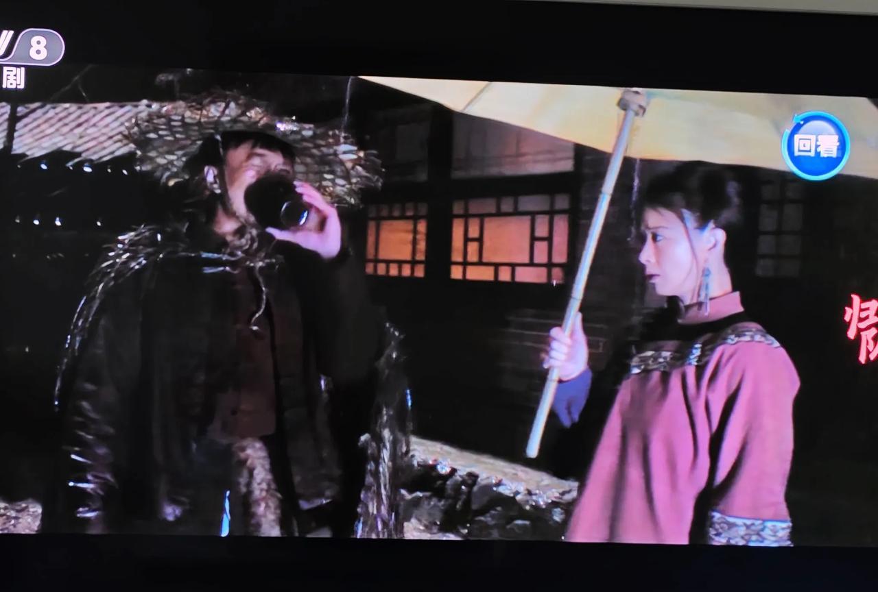 这老板娘（蒋欣饰演）胆子够大的。好像除了客人就她一个人经营着这个酒馆或者客栈，老