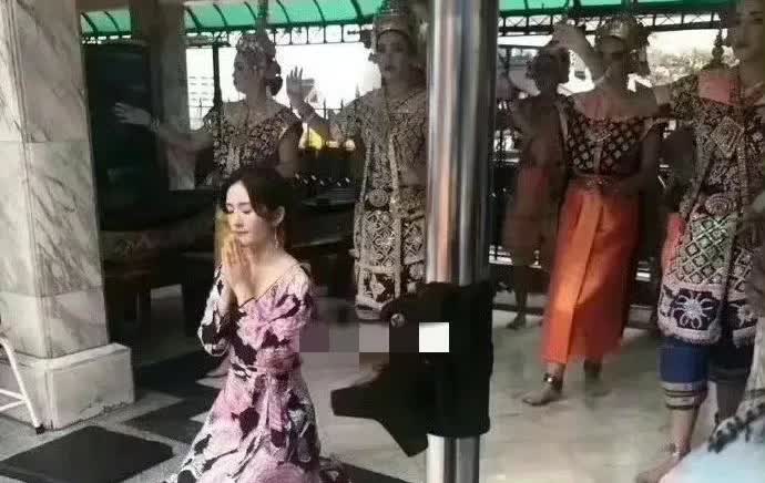 谢娜现身寺庙，身家过亿还求啥？
 
近日，有网友在寺庙偶遇谢娜。照片里，谢娜