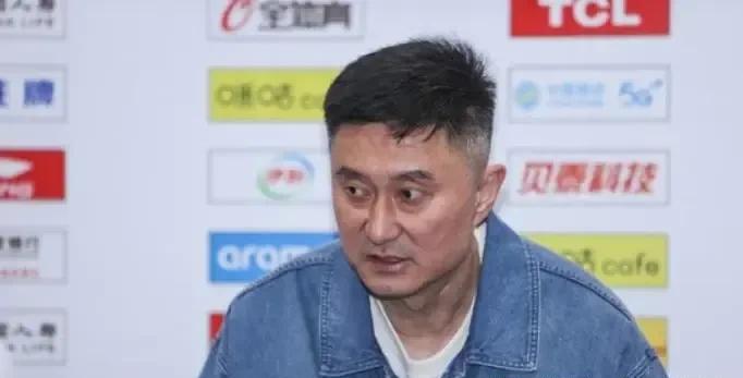 杜锋大大咧咧顺嘴一句话，暗含“狡诈”看似无心之举，实际上给上海施加压力，他说：光