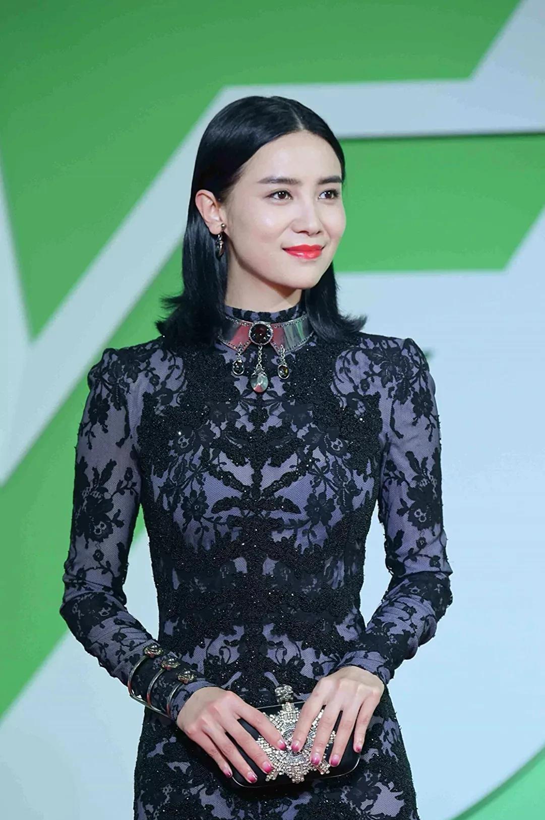 那年张黎为了娶漂亮的宋佳，他心急如焚地回家与妻子刘蓓离婚，然而离婚后，宋佳却说: