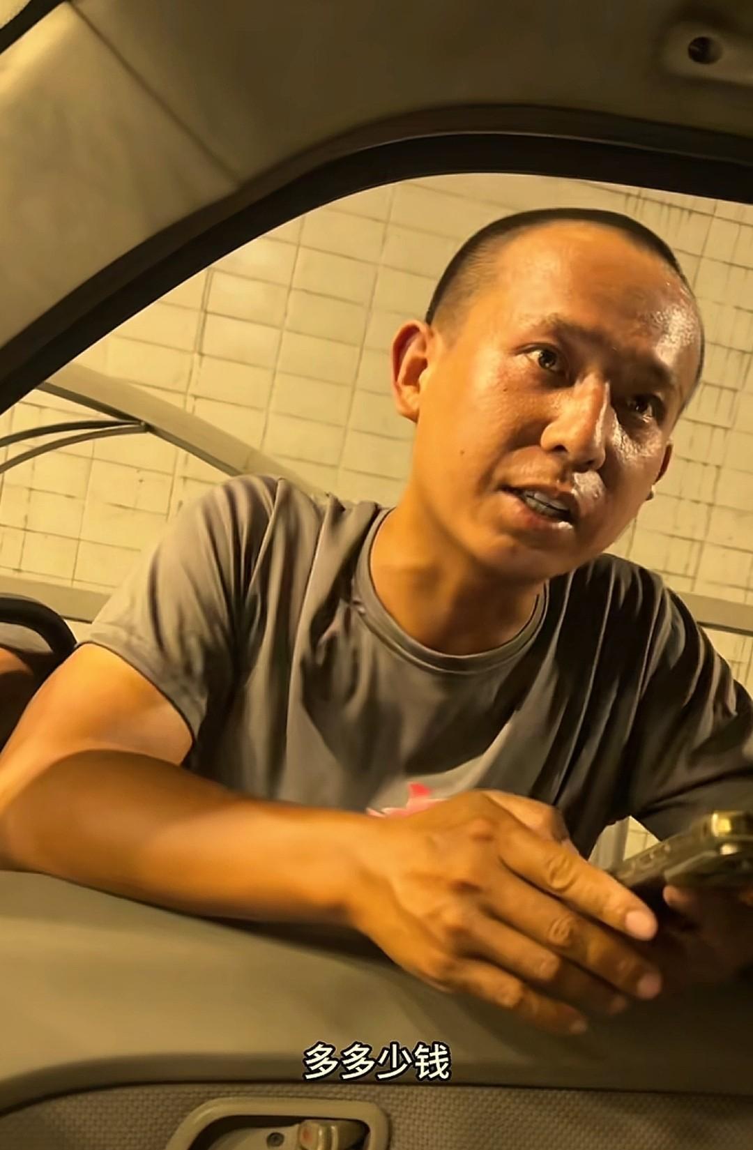 “这大哥好样的！”浙江宁波，一外卖小哥送完餐，电瓶车突然没电，艰难的在隧 道推着