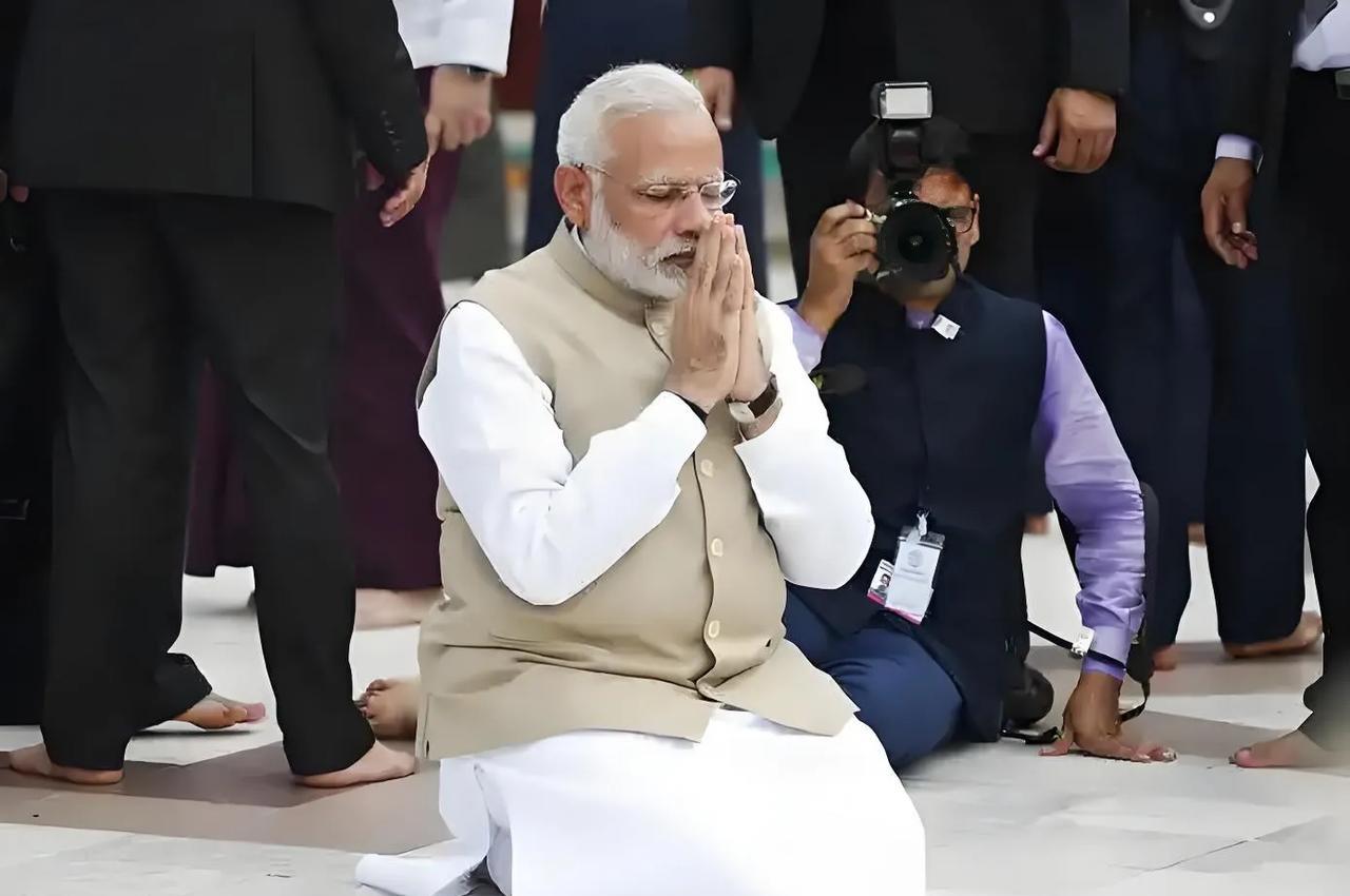 莫迪跪了！
据路透社报道，7月31日，印度国有四大炼厂——India Oil、H