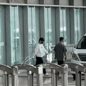 莎莎抵达北京
vip通道
商务车接机
安静且安全
应该是她头哥出发
上海前安排好