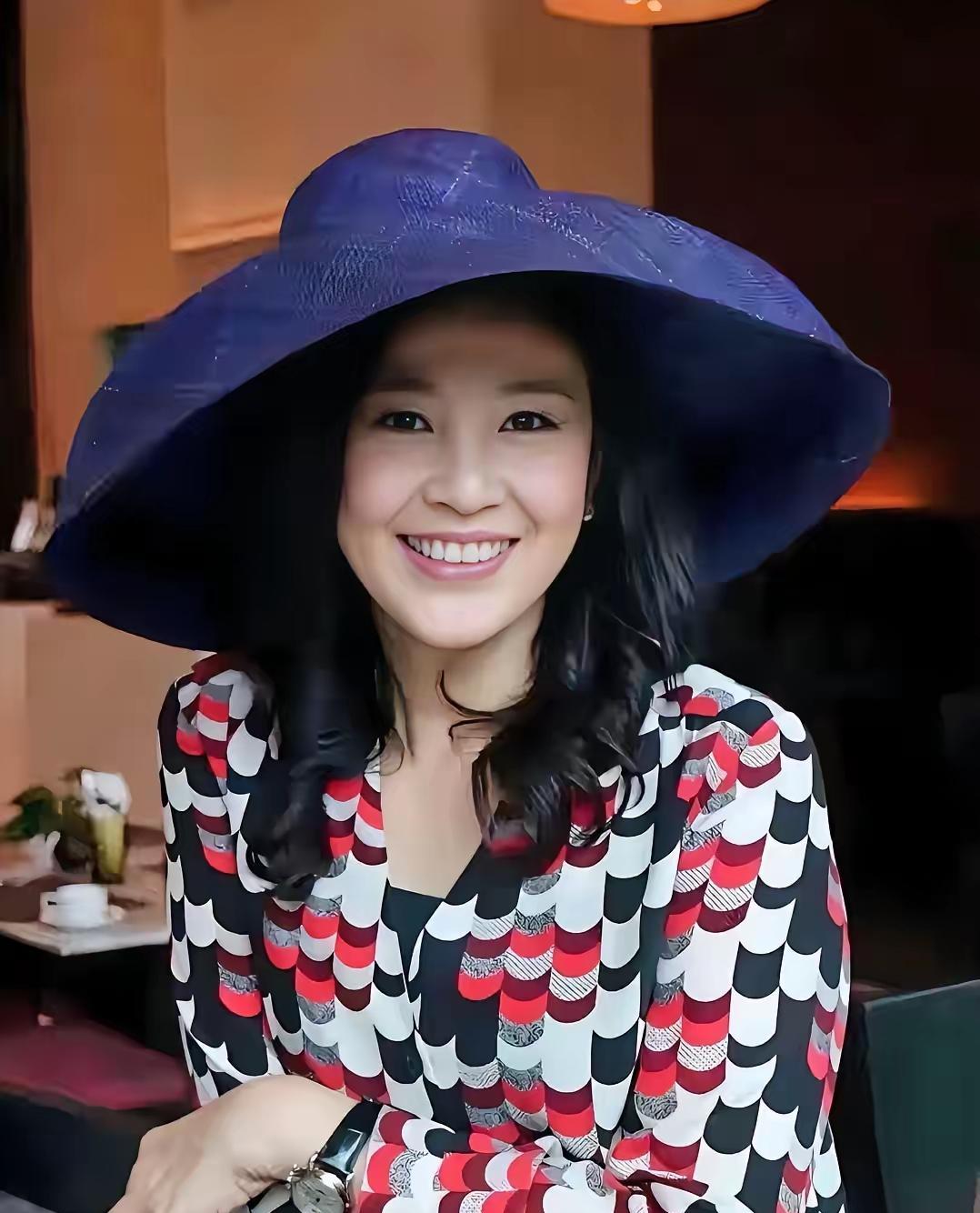 她是普通男人高攀不起的存在，亚洲第一美女，美貌与才华并存的才女