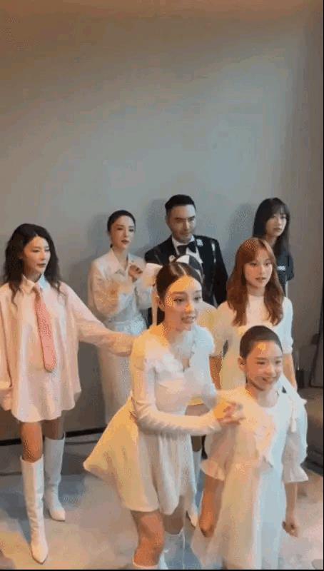 我的妈呀，这张动态图，我居然觉得只有李小璐和小酒窝跳的最好，果然天赋大于努力。看