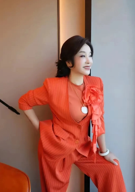 刘晓庆说，
别人都在背后议论我，
说我70多岁了还在装嫩。

很多女人太早的放弃