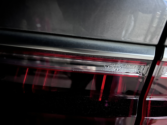 尾灯罩里有水珠
是不是可以走售后索赔？