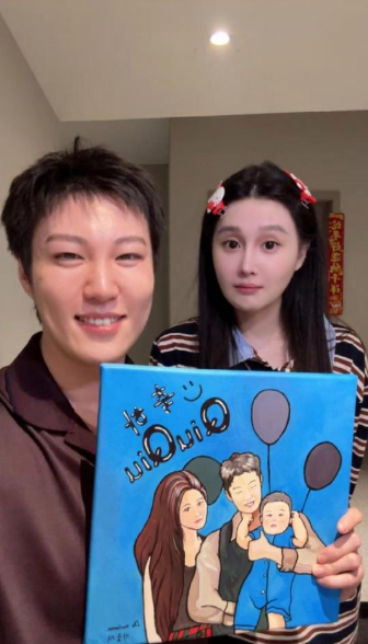 赵本山的这个女婿也妥妥的是个富豪啊。
跟粉丝们唠嗑，说因为孩子要上幼儿园了，所以