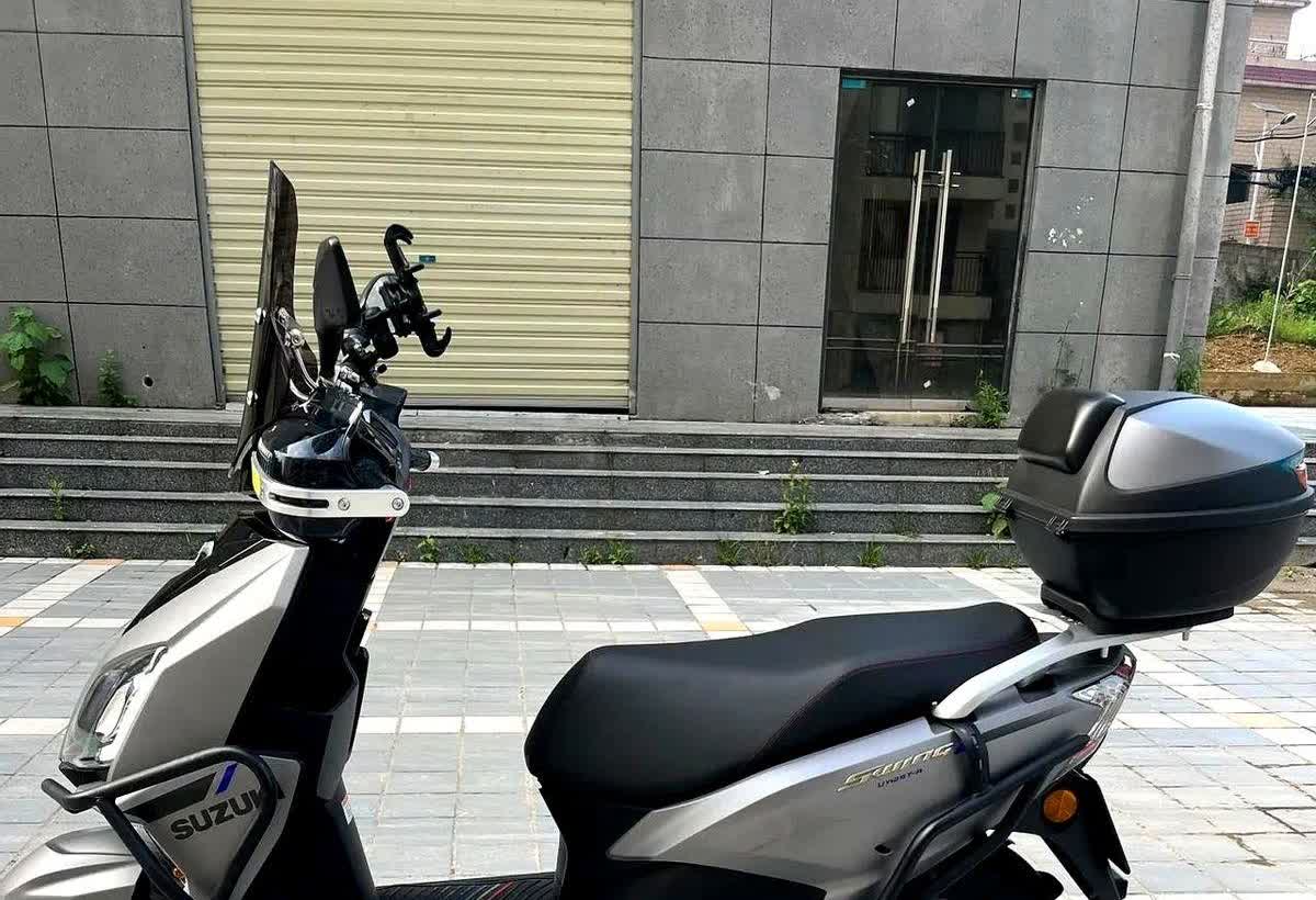 家人们谁懂啊23年10月才上牌，才跑8000多公里的一手铃木踏板摩托，这简直就是