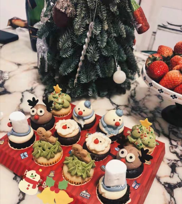 李沁分享圣诞节照片，还抱了一只红色小兔子，看起来好开心！