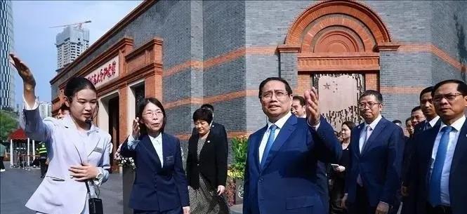 越南范明政的此次工作访问，行程紧凑、成果丰硕。
在到访上海期间，他率团参观位于黄