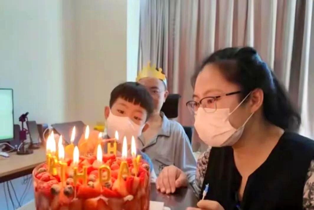 5月25日这天，蔡磊的生日宴上只有三个人，却让全网看红了眼眶。
渐冻症夺走了他说