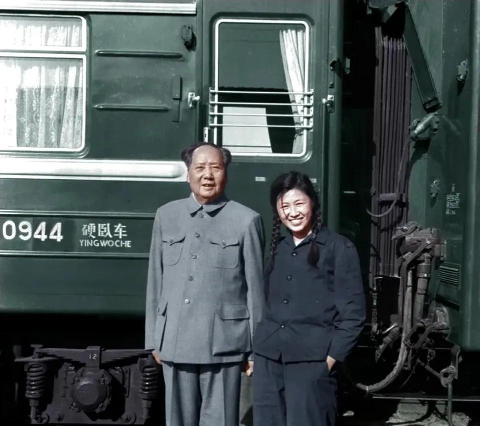 毛主席1965年视察南方途中，在专列前和工作人员的合影，能够为毛主席工作，可以看