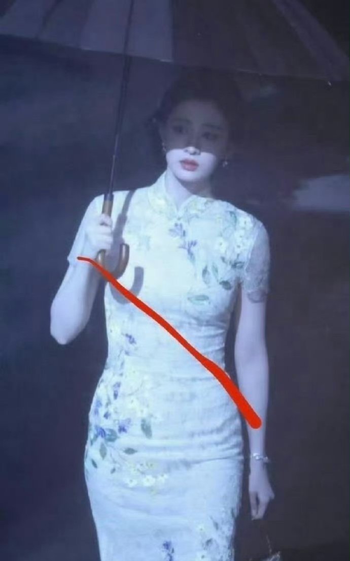 王楚然这身旗袍是不是做小了一码，太紧身了