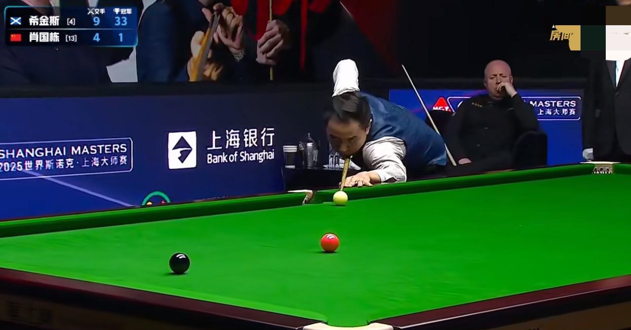 终于赢了，肖国栋6:4击败希金斯，晋级上海大师赛8强。下一轮对阵卡特，他的赢面非