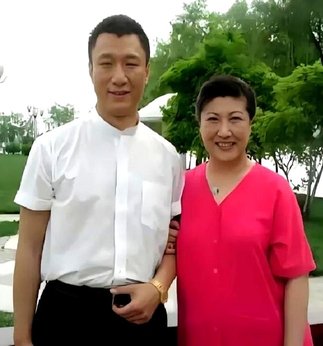 高秀敏生前与孙红雷的一张合影，当时她是邀请孙红雷出演