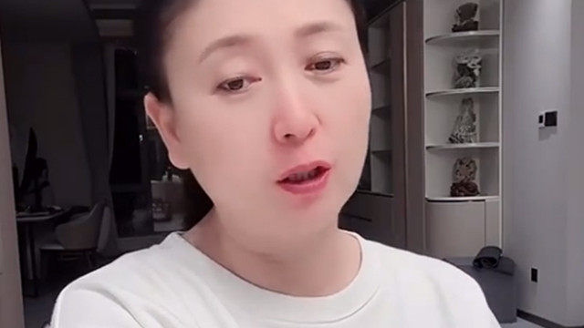 闫学晶三亚买房定居，房子不大但阳台能看山看海，儿子儿媳租房住