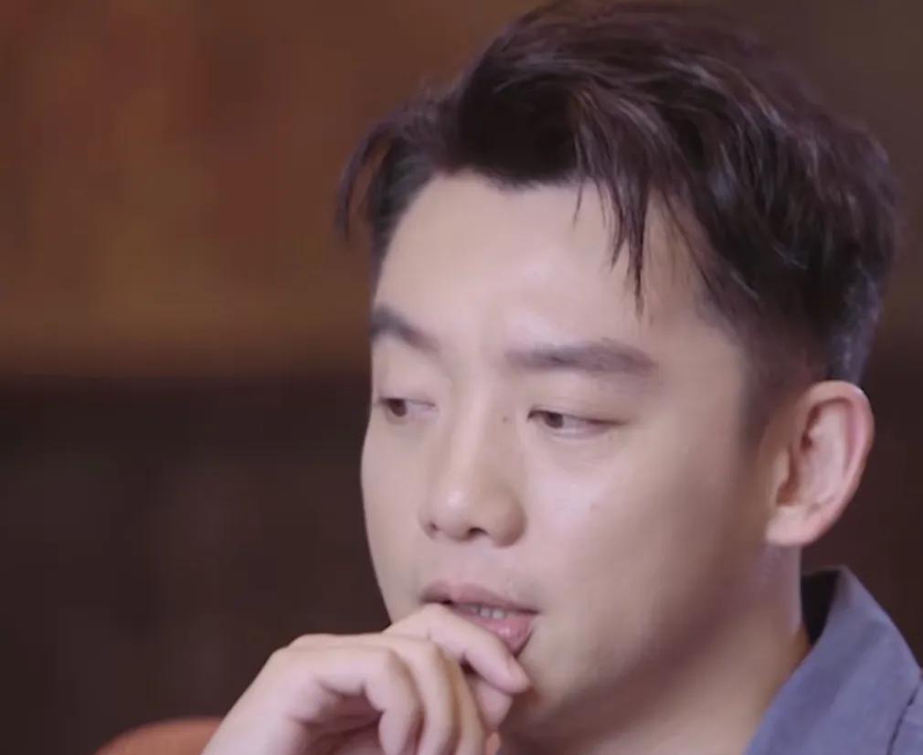 郑恺回忆初见苗苗，没有一见钟情，说：“它不叫一见钟情，它也不叫日久生情，它就是感