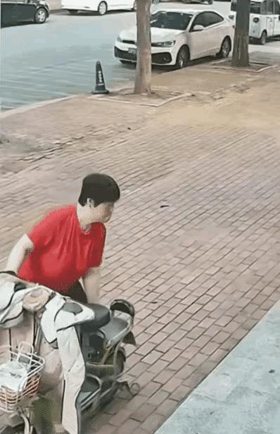 这个脚垫子也有人偷，太不值钱了
一个大妈走到大街上，看到一家门口有一个红色脚垫子