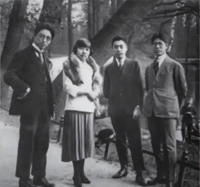 1955年的时候，总理路过昆明，碰见了他的初恋张若名。两个人聊天的时候，总理小声