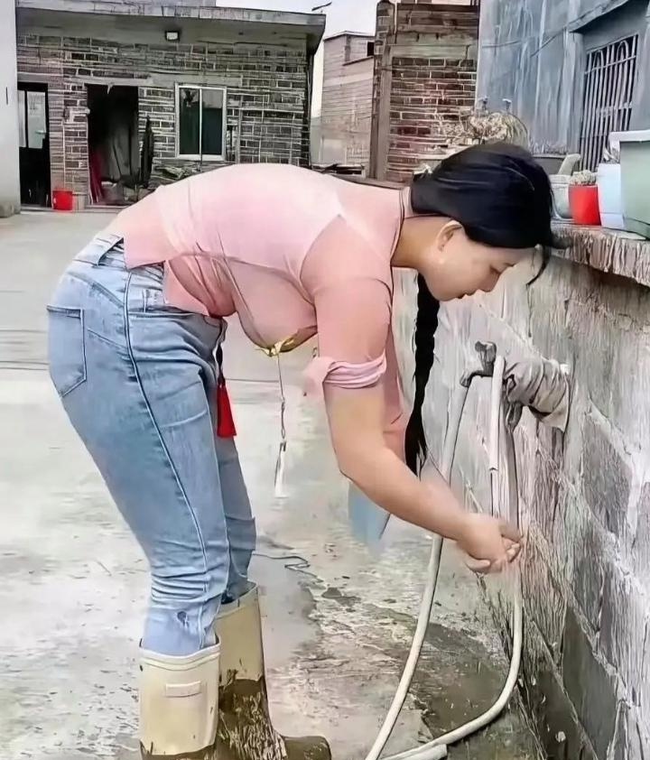 女人干活太拼，累得打弯了呢？