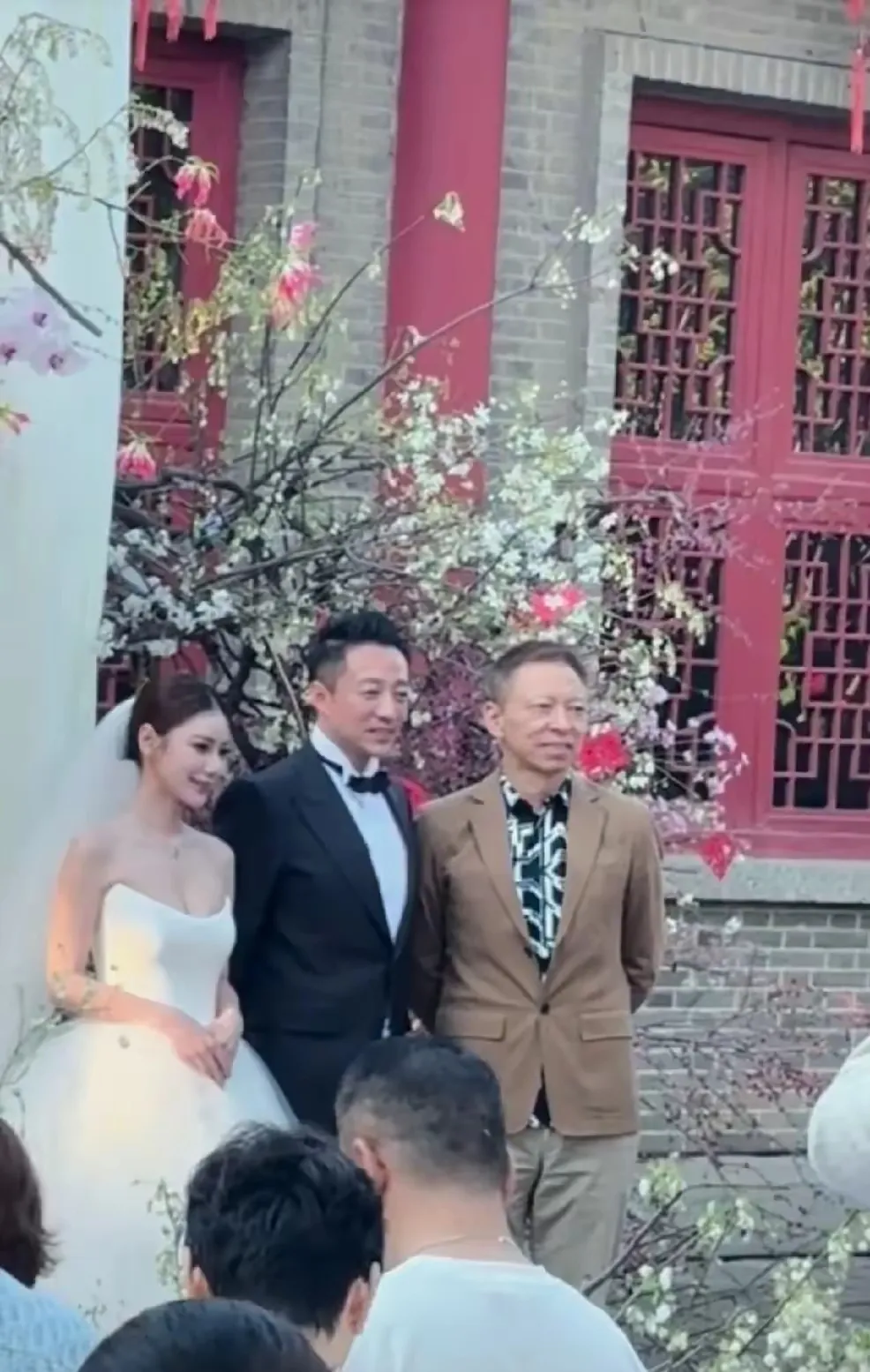 亲上了，终于亲上了！
  不过怎么感觉有点怪怪的，小汪总跟小梅这是来搞笑的吗！