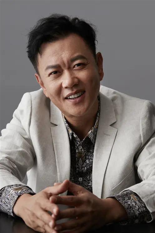 2020年，主持人问冯嘉怡:“你是公司的老板，你拍戏繁忙没时间管公司，公司怎么办