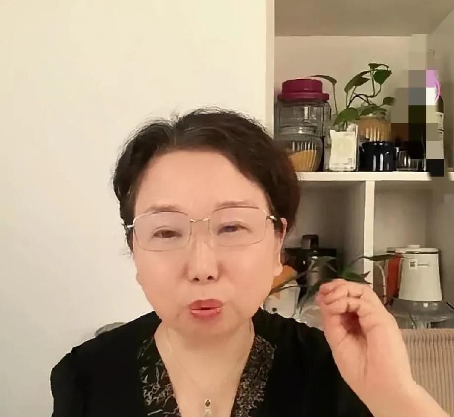 度大娘对三三正上的错别人回应来了，她说是当时推行简化字造成的，证没问题 ，是真的