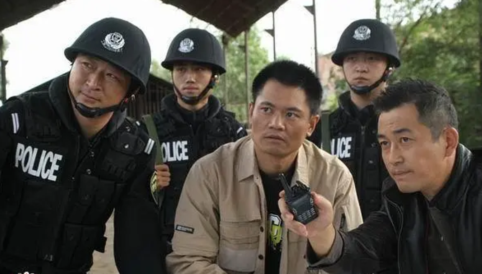    把《高纬度战栗》这部老剧刨出来看，是因为人义。人义之所以这么火，可能是现在