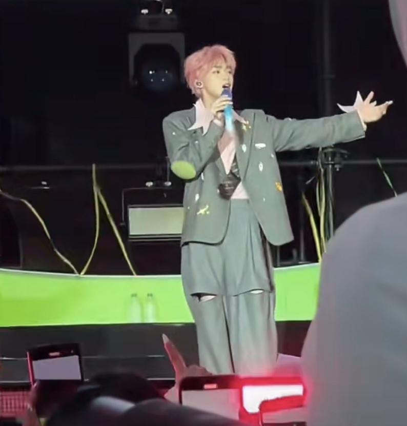 家人们，梓渝在贵阳银河左岸音乐节直接美到犯规！一头粉发炸场，配着Kowloon 