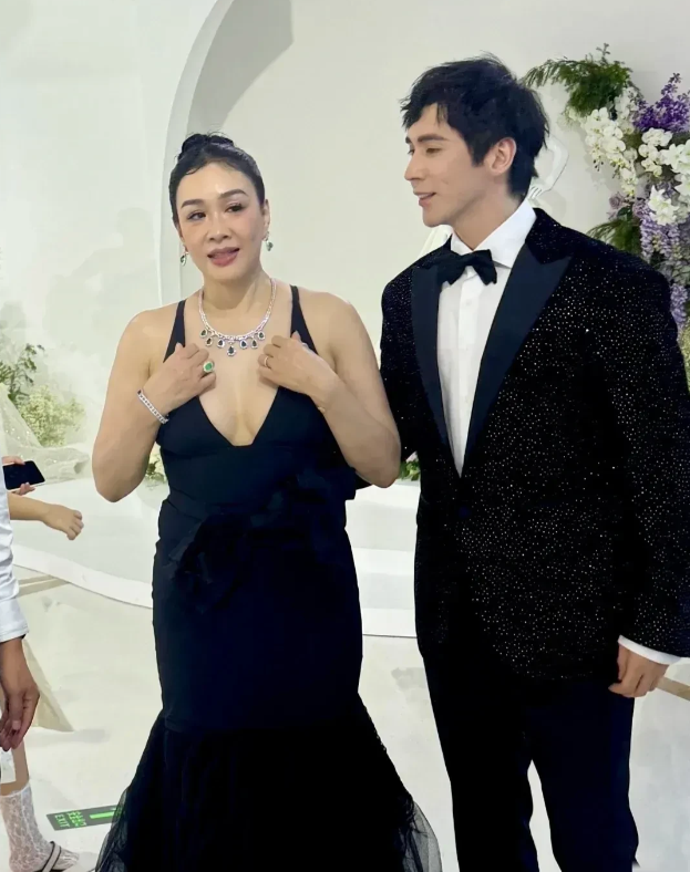这么帅的男人，娶了一个半老徐娘，不知道是真爱，还是为了流量啊。[捂脸哭][捂脸哭