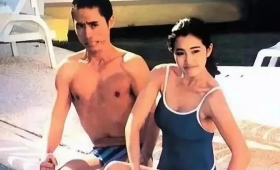 张艺谋和巩俐年轻热恋时最恩爱的十张合照，满脸幸福甜蜜