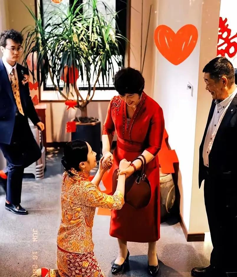 河南新乡婚礼现场，新娘孟瑶突然转身，跪谢一位拾荒老人。



十二年前，一场车祸