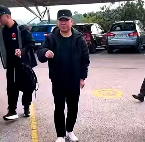 太给力了！

一个民营相声社团出国演出，主流媒体发文报道实属罕见。

你猜怎么着