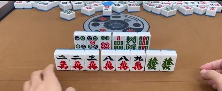 各位麻友，麻将实战中拿到这手牌知道怎么打吗？我相信很多人会打掉9万，有口诀“三对