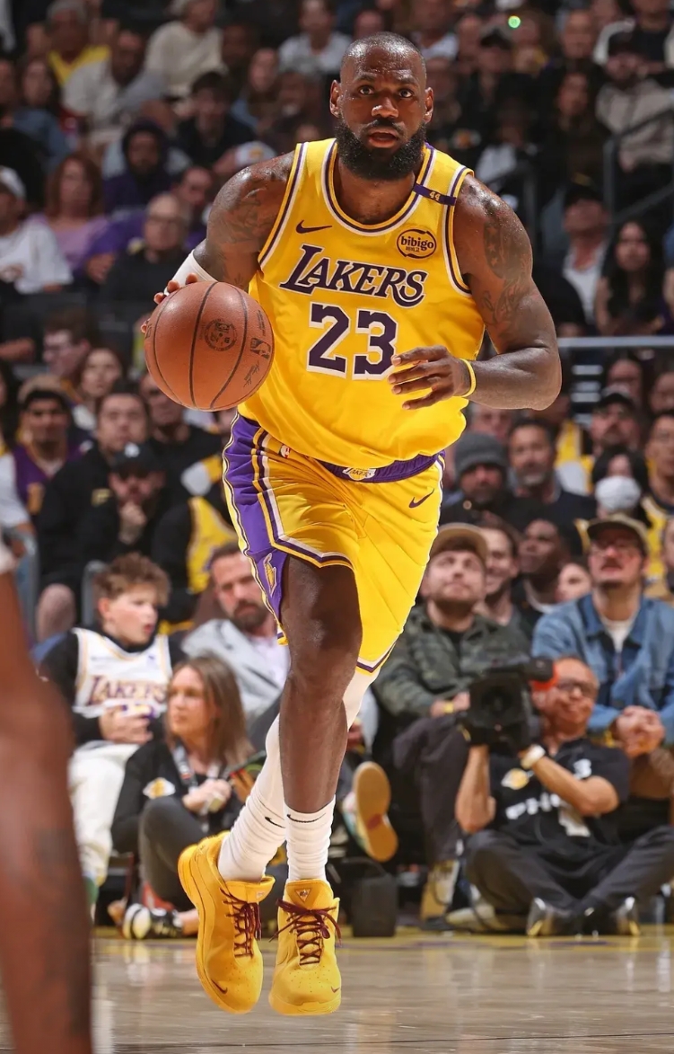 湖人队主教练JJ.雷迪克让詹姆斯打无球是对的。
东契奇加盟湖人队伊始，球权多数在